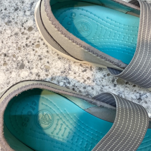- Crocs  light gray slip on shoes size 9 - Picture 3 of 6